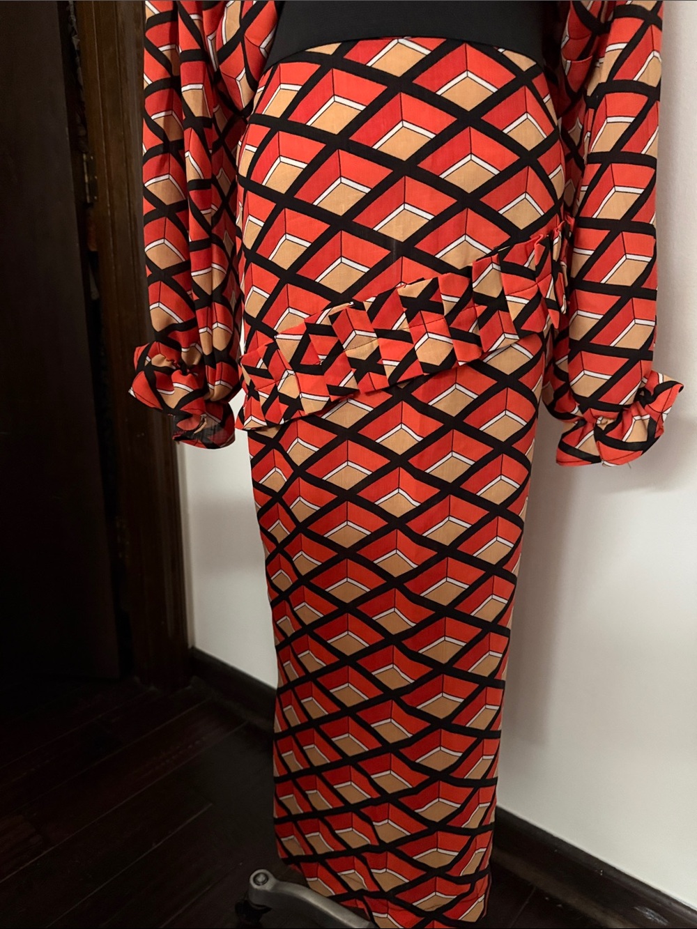 Geometric vintage set top with skirt - Picture 3 of 4